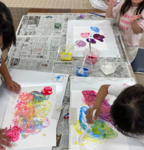 フィンガーペインティングの様子