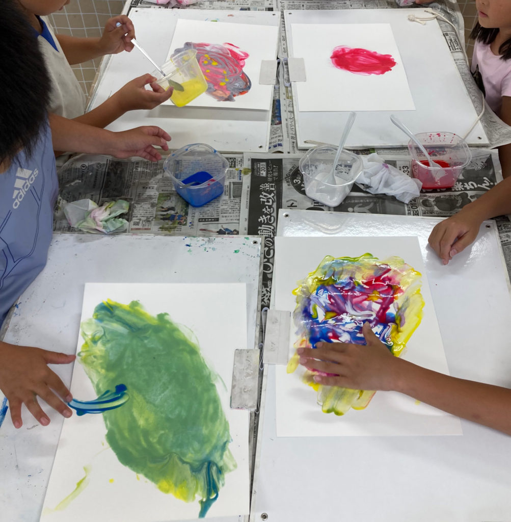 フィンガーペインティングの様子2