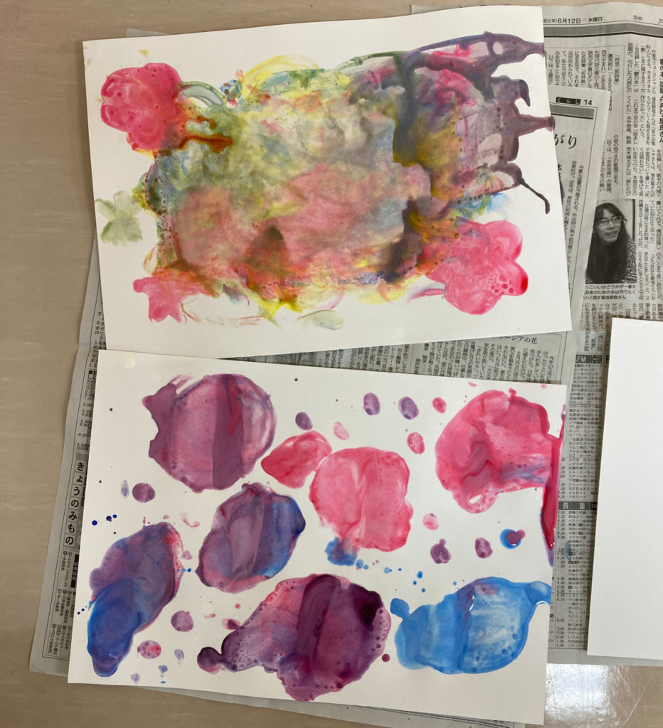 フィンガーペインティングの様子3