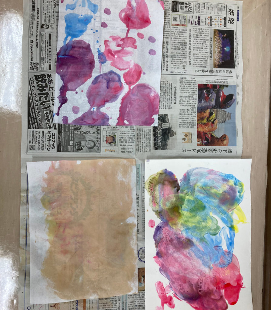 フィンガーペインティングの様子4