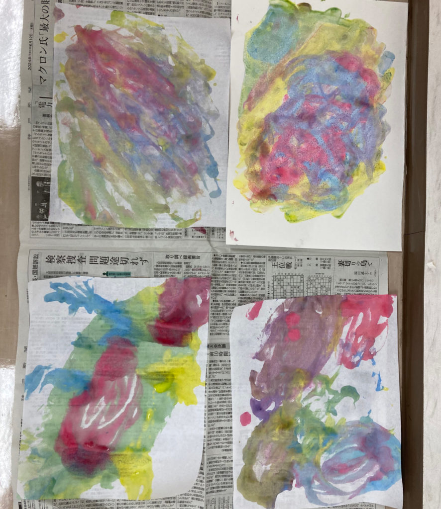 フィンガーペインティングの様子5