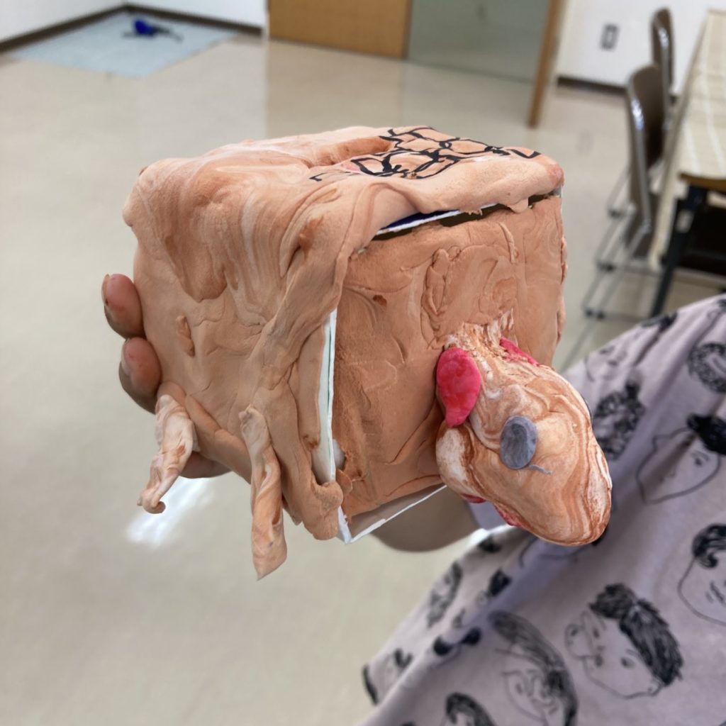 牛乳パックで貯金箱