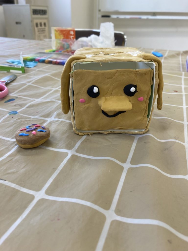 牛乳パックで貯金箱2