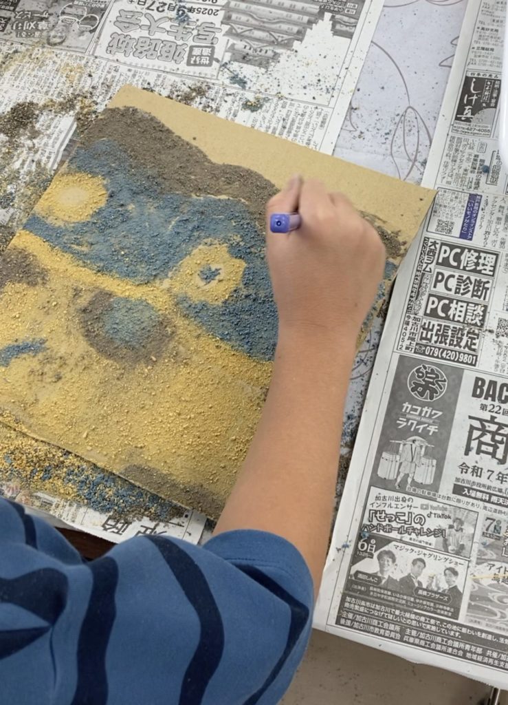 放課後の図工教室-木くずで絵をかこう」-